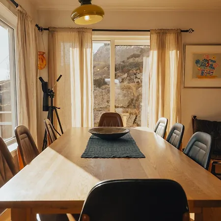 Holiday home Hamnoy Horizon